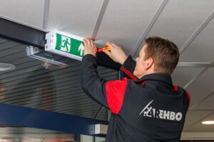 Noodverlichting controleren voor brandbeveiliging in Oss