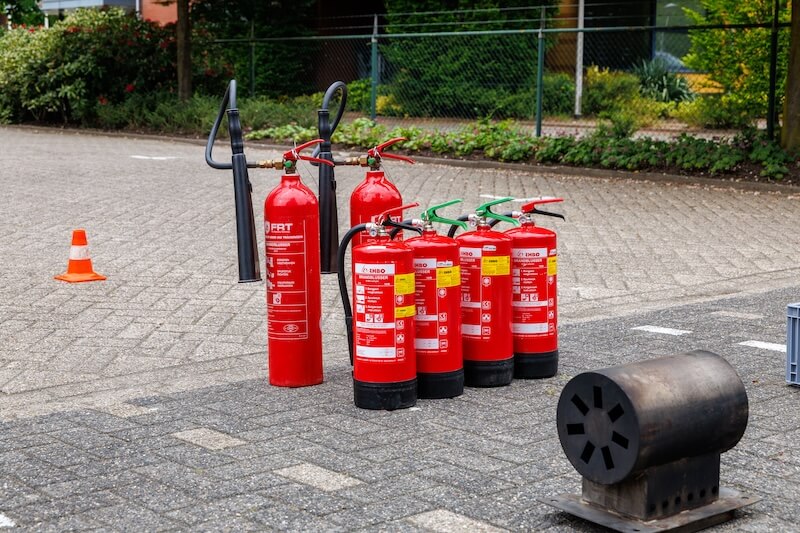 Brandblussers controleren voor brandbeveiliging in Oss
